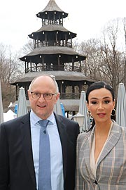 Organspendelauf Organisatior Prof. Dr. Matthias Anthuber, Unterstützerin Verona Pooth vor dem Chinesischen Turm  @ Takeda Organspendelauf 2019 am 27. März 2019 in München (©Foto: Martin Schmitz)